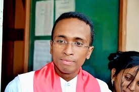 Eny, na dia mandeha mamaky ny lohasaha aloky ny fahafatesana aza aho, dia  tsy hatahotra ny loza aho, fa Ianao no amiko; ny tsorakazonao sy ny  tehinao, ireo no mahafa-tahotra ahy. Mamelatra