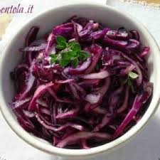 Servite le trecce di pasta sfoglia con cavolo rosso tiepide oppure fredde. Pulire E Tagliare Il Cavolo Rosso Scuola Di Cucina Con Foto Insalata Di Cavolo Rosso Cavolo Rosso Insalata Di Cavolo