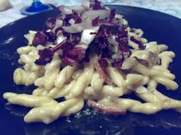 Versatela nella padella con il radicchio e la salsa di noci, saltatela per 1 minuto a fuoco vivace e servitela subito con lo speck croccante. Ricetta Strozzapreti Con Speck Brie E Radicchio Rosso Ideericette