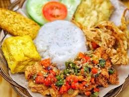 *nasi uduk pandan + ayam geprek* beras, takaran magic com • daun pandan • santan kara 65 ml • daun salam • daun jeruk • sereh, keprek • jahe, kupas potong 2, keprek • garam little shinne Rekomendasi Ayam Geprek Yang Pedasnya Nampol Di 5 Kota Besar Indonesia