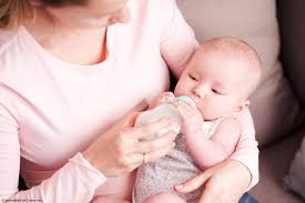 Die experten der aap haben auch die empfohlene tageshöchstmenge als gesunde alternative zu fruchtsäften eignen sich vor allem wasser und tee. Warum Voll Gestillte Babys Auch Im Sommer Kein Wasser Trinken Sollten Faminino