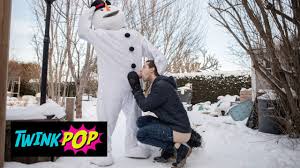 TWINKPOP - Guy Bo Sinn tatouée s’habille en snowman et baise tous les trous  de Benjamin Blue
