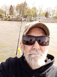 Paddling in strong springtime winds with the Viking Oxygen