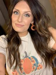 So impressed with The Busy Bee! I asked for Debbie Cakes, and she delivered  big time 🤩 Earrings and necklace by Kabs Korner. Shirt by yours truly.