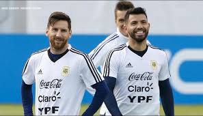 Replica fit is made for fans and gives you room to move in the shoulders and body. Lionel Messi Helps Argentina Teammate Sergio Aguero Become Fastest Growing Twitch Streamer