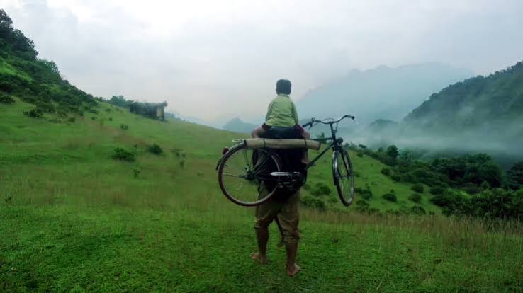 Cha cõng con”: Đẹp, xúc động và ám ảnh - Báo Người Lao Động