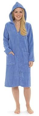 Explorez notre gamme de peignoirs adulte femme et trouvez celui que vous allez préférer pour décompresser et vous réchauffer après votre sortie de bain. Epingle Sur Robes Zippees