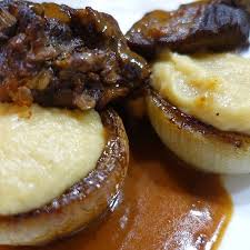 Geschmorte Scheiben Vom Rinderhals Mit Langsam Karamellisierten Zwiebeln Und Rubenpuree Von Hefide Chefkoch Rezept In 2020 Karamellisierte Zwiebeln Ruben Lebensmittel Essen