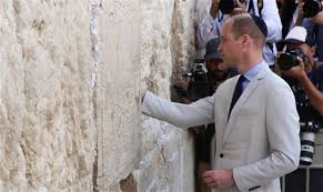 Pohled do pracovny prince williama a kate odhalil dojemný detail: Princ William Vevoda Z Cambridge U Zapadni Steny V Jeruzaleme Video Izrael A Blizky Vychod Eretz Cz