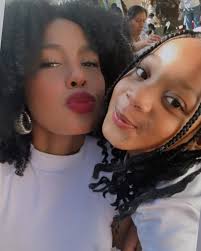 La esencia de la vida no está en las grandes victorias y los grandes  fracasos, sino en las simples alegrías! Unas con mi tribu favorita,  segundas de #diciembre #xmas ✨🎄❤️