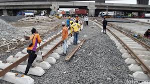 Pembangunan trans papua diharapkan bisa menurunkan harga barang yang tinggi akibat sulitnya akses. Government To Launch Ka Trans Papua Rail Project
