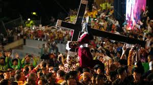 İsa mesih'in hıristiyan adanmışlık heykeli. Black Nazarene Procession Draws 1 5 Million To Manila Bbc News