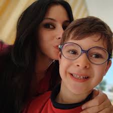 IDEE PER DIVERTIRSI CON I PICCOLI A volte ci si ritrova a corto di idee su  come passare il tempo coi propri bambini e bambine. O meglio, si pensa che  servano effetti