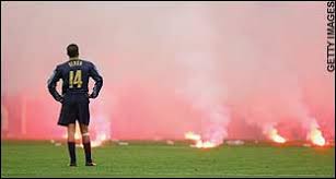 Italian serie a trasmetta in linea gratuitamente. Milan Derby Abandoned After Flare Strikes Player