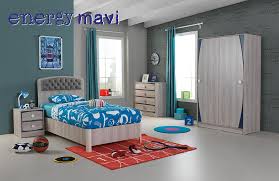 Genç bir erkek çocuğu için odası bir sığınak, yalnız kalmak istediği zaman kullanabileceği özel bir alan, hemen hemen istediği her şeyi yapabileceği ve kendi bu alan onun yatak odası, ofisi, arkadaşlarıyla toplanıp zaman geçirebileceği bir sosyal alan olarak kullanılacağı için buranın dekorunun esnek ve. Erkek Genc Odalari Formini