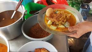 Di atas nasi, sehelai daun pisang lebih kecil dibentangkan dan hidangan tepi, kari ayam putih (), dendeng, hati dan hempedal ayam goreng dalam cili dan kelapa, sambal cili, telur rebus 'pindang', serunding dengan kacang, tempe goreng dan kacang panjang goreng diletak di. Baru Kali Ini Makan Lontong Sayur Pakai Sambal Ijo Disebrang Masjid Al Falah Benhil Youtube