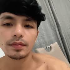 Zac Efron looks fresh as ever in recent interview! 🔥