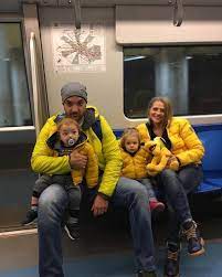 Este căsătorită de peste 10 ani cu alexandru şi au împreună trei copii, însă puţină lume îşi mai aminteşte cine a fost bărbatul alături de care a trăit o frumoasă poveste de dragoste înainte de căsătorie, pe când avea 20 de ani. Mirela Boureanu Vaida È™i Alexandru Vaida Se Iubesc La Fel Ca La Inceput Ce Face Acesta Pentru SoÈ›ia Lui