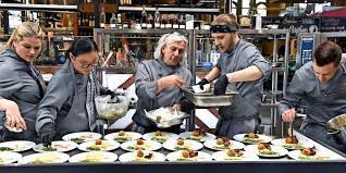 The series has made several alums household names — including carla hall, richard blais, and the voltaggio brothers. Top Chef So War Die Erste Folge So Reagiert Das Netz