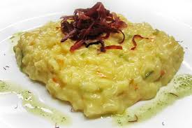È semplicissimo da preparare, oltre che molto gustoso ed è un vero e proprio must per l'estate. Risotto Ai Fiori Di Zucca Con Speck Croccante Gradara