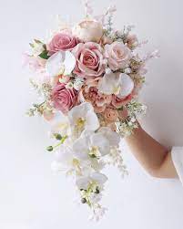 lemongrass wedding on instagram 有無人想學 cascading bouquet 這種花球技巧上跟一般花 球有點不同 要做得靚 在選花材和紮花方面都有技巧 新娘子拿這種shape 花球 會有 wedding flowers bridal bouquet silk flowers