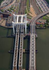 Zwijndrechtse brug in het zonnetje gezet door fotograaf wim schut automobilisten trekken zich weinig aan van stopstreep is het zwijndrechtse of dordtse brug beloning uitgeloofd voor gouden tip. Fietsbrug In Zwijndrecht Keert Voorlopig Niet Terug Te Dure Optie Dordrecht Ad Nl