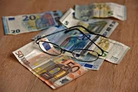 La un salariu minim de 2350 de lei brut, salariul net primit de angajat este de 1413 lei, iar costul total plătit de firmă de 2403 lei. Salarii Spania 2019 Spaniolii Cresc Salariul Minim Cea Mai Mare Majorare Din Ultimii 40 De Ani Stiri Diaspora