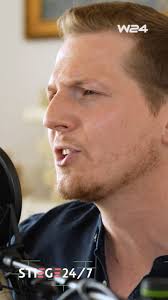 K.WIENA zu Gast im Gemeindebaucafé. Am Sonntag wird uns der Dialektmusiker  seine neue Single „Goldenes Leben“ in Stiege 24/7 auf W24 präsentieren. Ich  freu mich schon sehr auf den Auftritt im Manolos ...