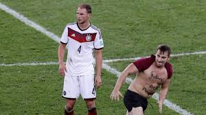 0, aber ein zuschauer auf der tribüne versuchte, die. Champions League Das Steckt Hinter Der Freizugigen Finale Flitzerin
