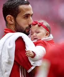 Mehdi benatia, né le 17 avril 1987 à courcouronnes dans l'essonne, est un footballeur international marocain qui évolue au poste de défenseur central. Die Wags Vom Fc Bayern