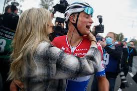 Mathieu van der poel reacting yesterday as if he'd won himself. Roxanne Apetrots Op Haar Mathieu Van Der Poel Ik Ben Echt Bijna Doodgegaan Van Der Poel Wint Ronde Van Vlaanderen Hln Be