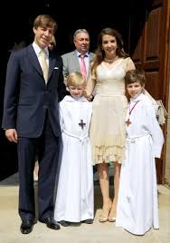 Der kleine mann ist das nesthäkchen von prinz william und herzogin. Prince Louis De Nassau Prince De Luxembourg Prince De Bourbon Parme Princesse Tessy Antony Flower Girl Dresses Wedding Dresses Girls Dresses