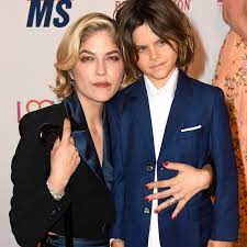 Die krankheit heißt multiple sklerose. Selma Blair Schauspielerin Veroffentlicht Herzzerreissenden Post Uber Ms Erkrankung Stern De