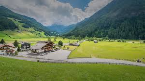 Nicht weniger als 10 saunen mit wohltuenden saunaaufgüssen sorgen in unserem wellnesshotel in südtirol für stunden exquisiter entspannung. Rein In Taufers Hotel Bacher Hotel Im Ahrntal Rein In Taufers Trentino Alto Adige