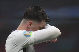 His current girlfriend or wife, his salary and his tattoos. Em 2021 Corona Chaos Bei England Mason Mount Und Ben Chilwell Mussen In Isolation