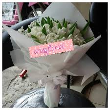 Padahal sebenarnya bunga tulip bukan dari belanda, tapi melainkan bunga asli dari negara turki. Hand Bouquet Tulip Putih Oriza Florist