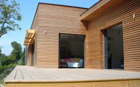 Si l'on souhaite garder le côté naturel du bois, le choix se portera alors sur des lames de bois brut. Maison En Bois Quatre Techniques De Construction Faire Construire Sa Maison