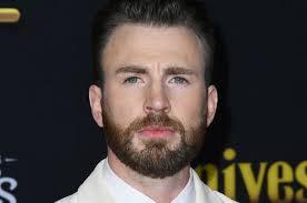 And now that knives out is officially in theaters, audiences are swooning even harder. Chris Evans Wearing The Knives Out Sweater With A Dog