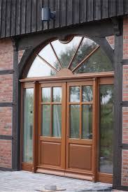 Haustur Passend Zum Fachwerk Braunes Deelentor Mit Seitenteilen Und Grossem Sonnenkranz Sorpetaler Fensterbau Haustur Landhaus Hausturen Holz Haus