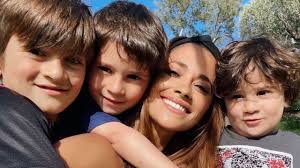 Se conocieron en marzo de 2019 en la discoteca porteña 'jet'. Antonela Roccuzzo De Vacaciones Por Argentina Con Sus Hijos Pero Sin Messi Ibero Show