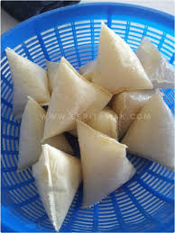 Ambil satu batang daun palas. Ketupat Palas Segera Jenama Nona Ceritamak