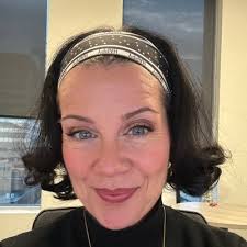 Shelley James (@shelleyceebee)