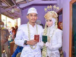 Di pelaminan kedua mempelai sedang menjalani sesi foto. Viral Pengantin Di Cilacap Menikah Tanpa Pelaminan Alasannya Bikin Haru