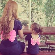 Trendet E Fustanave Te Njejt Nena Dhe Bija Mother Daughter Outfits Mommy And Me Outfits Daughter