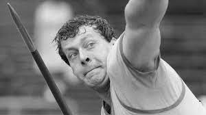 Uwe hohn is a retired german track and field athlete who competed in the javelin throw. Rekordflug Und Ein Fluch Fur Die Ewigkeit B Z Berlin