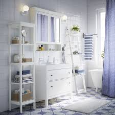 Ao aproveitar a altura da divisão com armários altos para casa de banho, pode aumentar a capacidade de arrumação sem tirar muito espaço. Ideias Para Casa De Banho Para Todos Os Espacos Reforma De Banheiros Pequenos Ideias Para Casas De Banho Banheiro Ikea