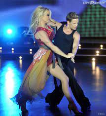 L'aventurier rejoint un casting déjà composé de jazz coreira (aperçue dans qui veut épouser mon fils ? Pamela Anderson Participe A La Version Argentine De Danse Avec Les Stars Purepeople