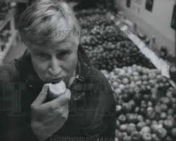 1994 Press Photo Dennis Mackey Eats a Crispin Apple in Front of Apple  Varieties