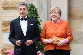Her party, the christian democratic . Letzter Vorhang Angela Merkels Abschiedsbesuch In Bayreuth