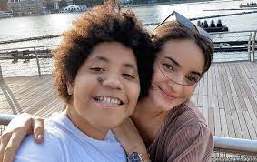 Setelah melihat isi dari link yang diberikan, enzy storia pun kaget. Enzy Storia Beri Tulis Pesan Menyentuh Ini Untuk Sang Adik Medialampung Co Id